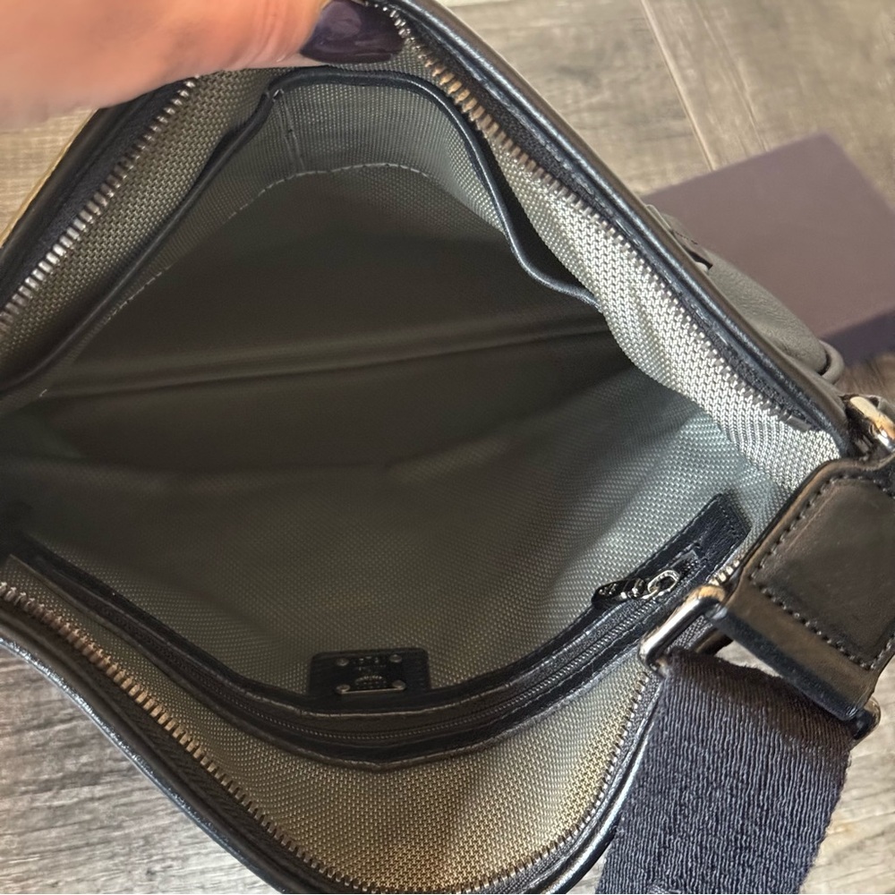 🔥MCM MENS MESSENGER BAG🔥GUARANTEED AUTHENTIC 🔥 - Picture 6 of 10